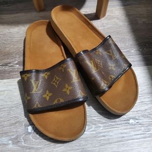 Louis vuitton sildes sz 7.5